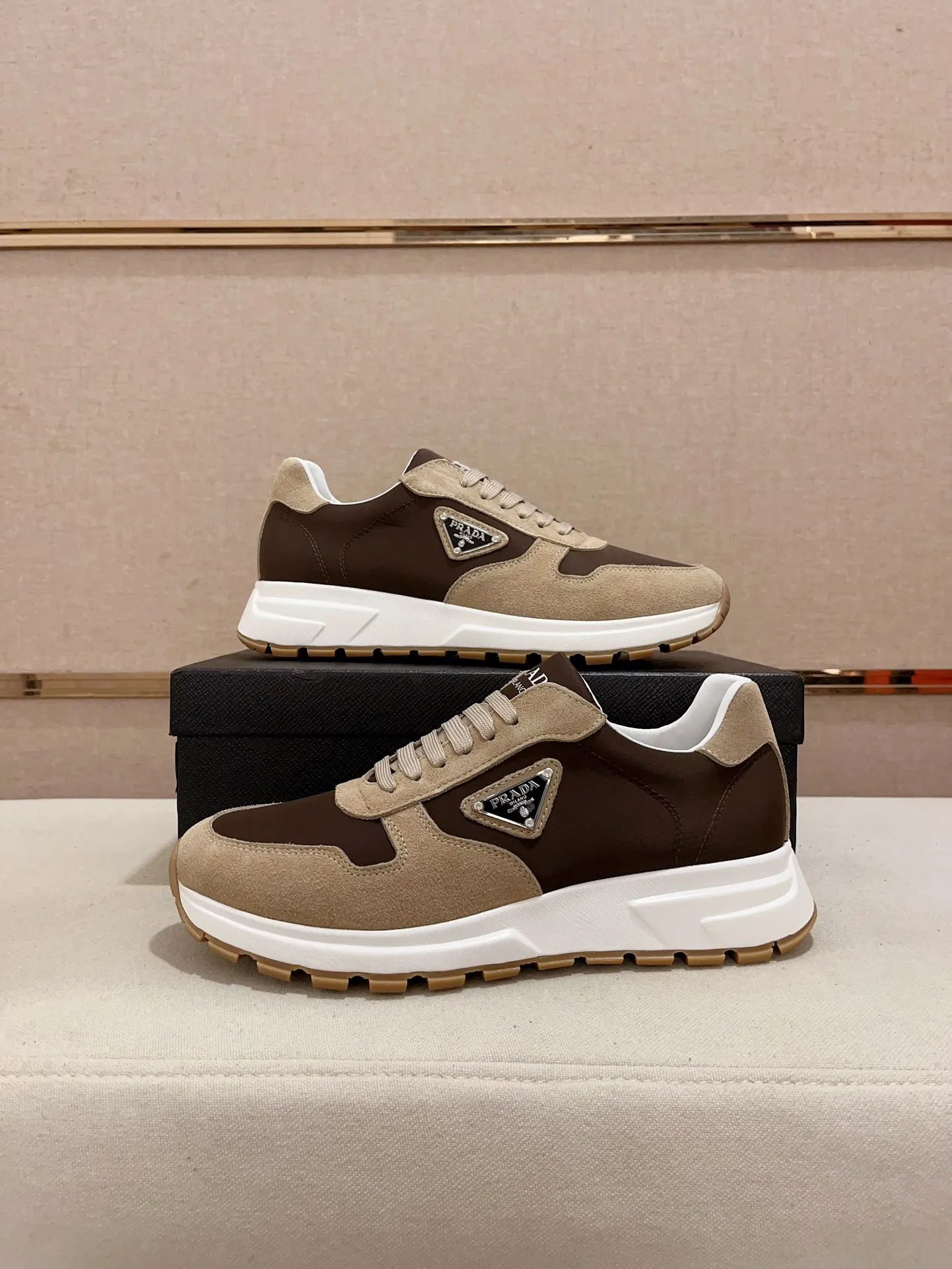 Men's shoes💰 540💰 ✔️✔️✔️Higher version High-quality new PRADA (Prada) counters are launched simultaneously. The new men's shoes and 😘fabric are made of selected first-layer cowhide ➕ breathable fabric technology. Lining: Full cowhide lining. 👍🏿 High-end ☄️ air-cushion molded anti-slip rubber outsole, exquisite lines, simple and elegant, comfortable and high-end for leisure travel. Code number: 38 to 44 (45 can be customized)